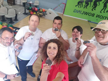 Μια ομάδα ανθρώπων βγάζουν selfie κρατώντας στα χέρια τους μετάλλια